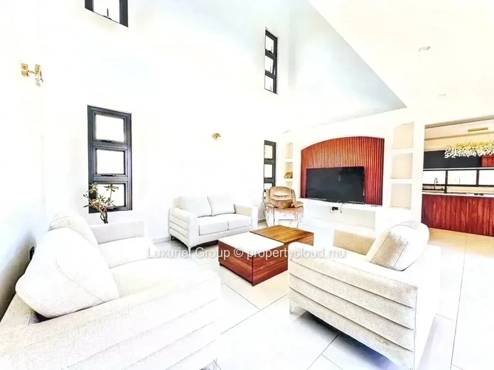 Contemporary Villa T5 Quality Furniture 4Bed Swimming Pool Kiosk