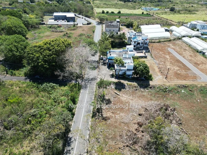 Terrain résidentiel de 844m2 idéal pour maisons ou commerce terrain d'angle divisible 