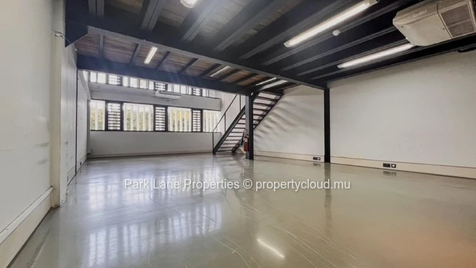 Bureaux modernes  à Phoenix – Rez-de-chaussée + Mezzanine – emplacement stratégique et cadre verdoyant