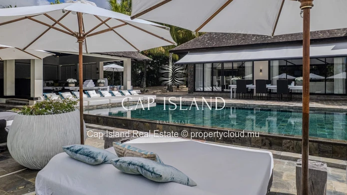 Villa d’exception sur le golf, jardin tropical et vue mer