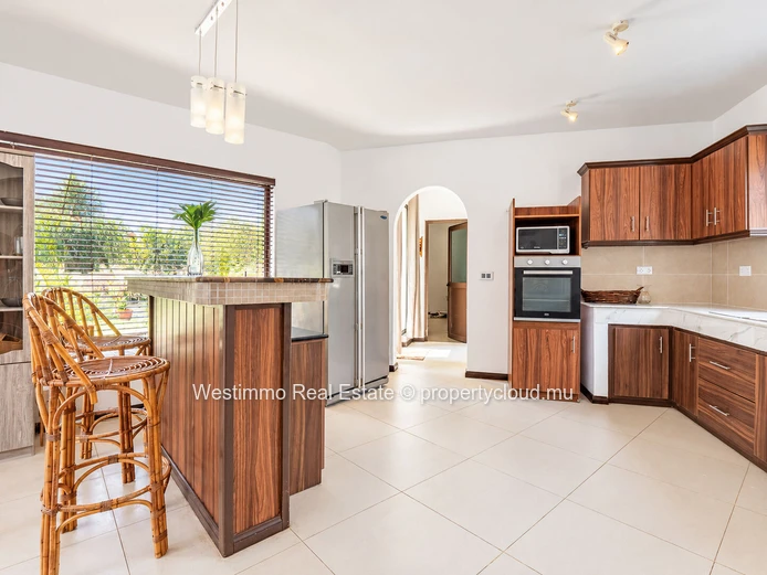 4-bedroom family villa with pool in Black River