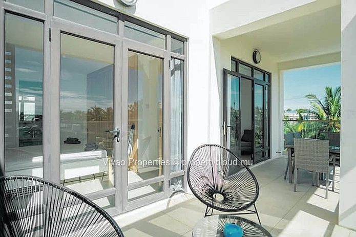 Building for sale in Trou aux Biches, 780m² living space, 671m² of land, shared pool, close to the beach and shops, 8...