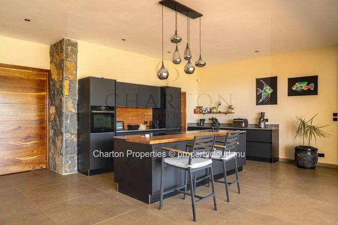 Contemporary 4-bedroom en suite villa with exceptional panoramic view of the sea and mountains