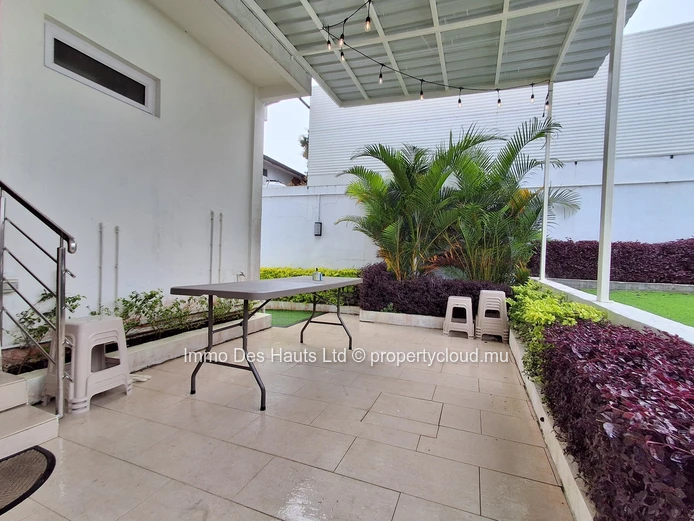 Maison de trois chambres meublé en location long terme vacoas 