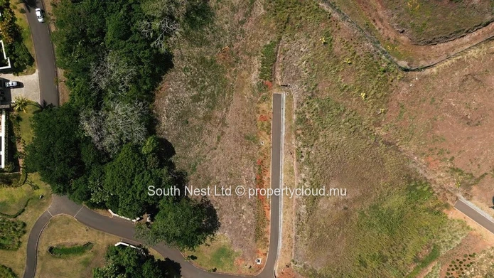 Mountain view land of 1513 m² in an exceptional estate 