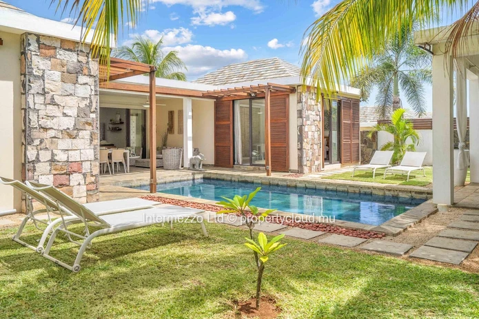 Élégante Villa avec Piscine, Jardin et Terrasse Couverte à Pereybere – Résidence Privée Sécurisée (RES)
