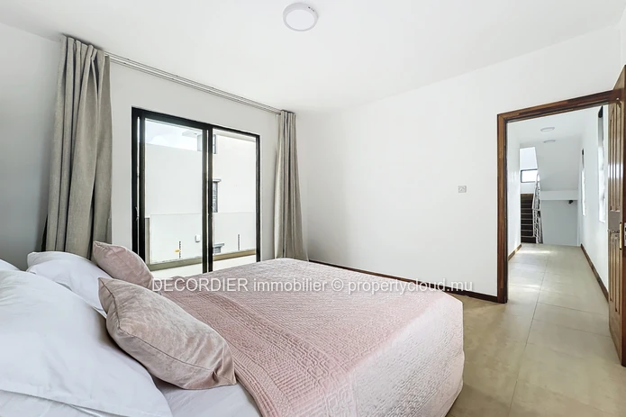 Belle maison sur deux niveaux avec une piscine
