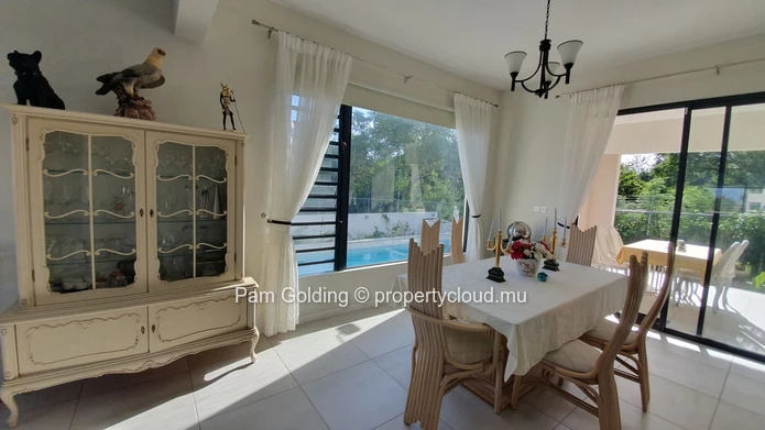Maison entièrement sécurisée à vendre à Flic en Flac. (Mandat exclusif)