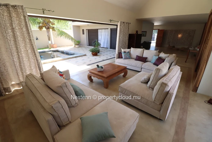 Residential estate with 1 villa and 4 bungalows - With license. 