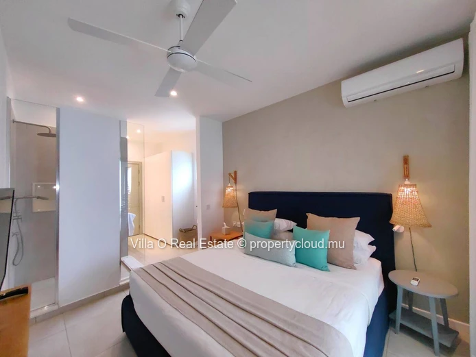 Dans une résidence sécurisée pieds dans l'eau, jolie appartement clé en main, de plain-pied avec un jardin privatif p...