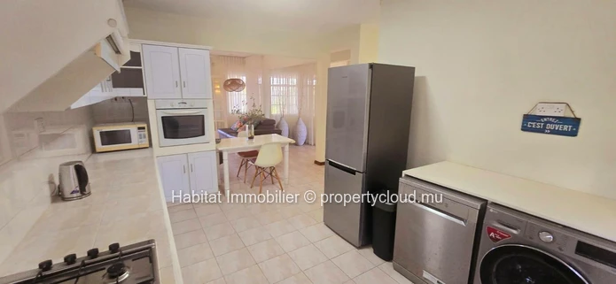 A louer : Charmante maison pieds dans l'eau, meublée et équipée de 164 m² sur un terrain de 316 m², idéalement située...