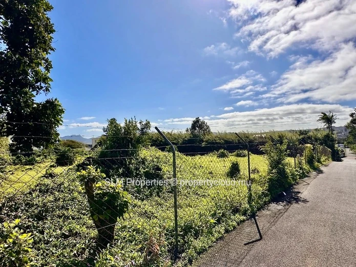 A vendre : Terrain d'un Arpent idéallement situé à Floréal