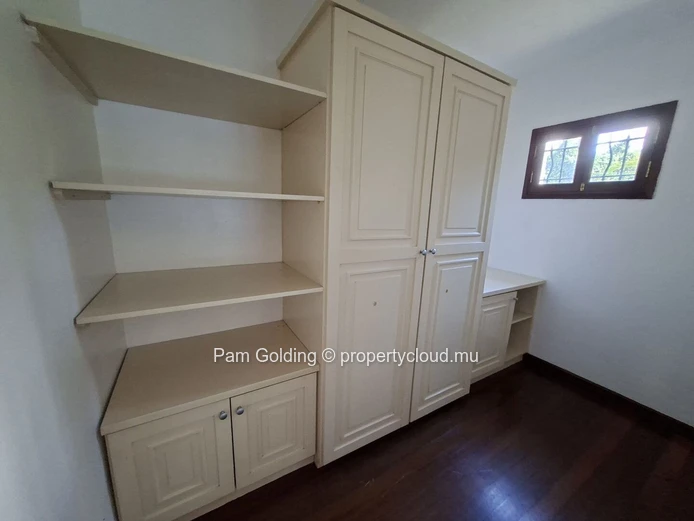 Spacious 300 m² Family Villa for Rent – Petit Village