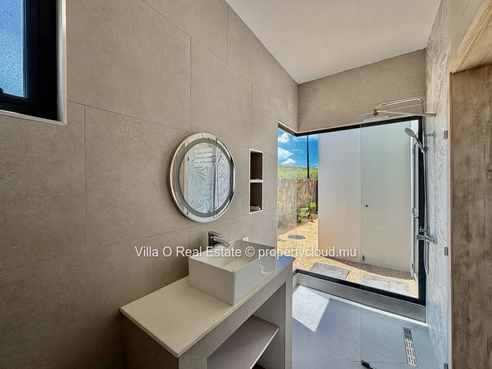 Unique opportunity to acquire a lovely 4-bedroom en-suite house in a secure residence in Grand Baie. Rs. 12 million s...