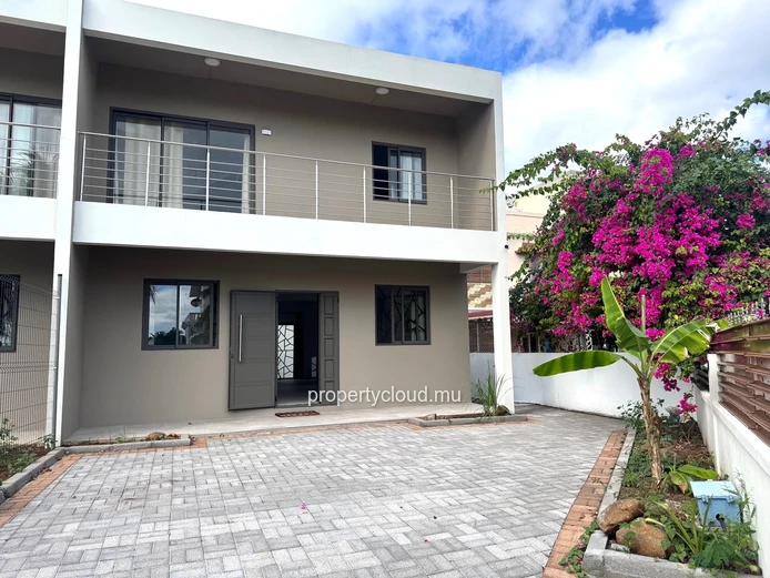 New duplex for rent in Flic en Flac, 3 bedrooms, close to the beach and amenities