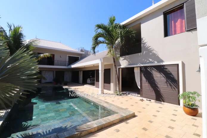 Residential estate with 1 villa and 4 bungalows - With license. 