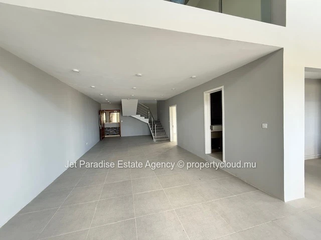Stunning G+2 Apartment with Sea and Mountain Views in Flic en Flac - 166m² Living Space, 3 Bedrooms, Communal Pool - ...