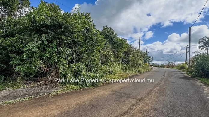 Prime 915 m² residential Pplot in Pleine de l’Hermitage – Great development opportunity