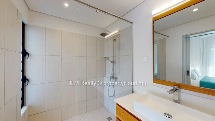 À louer – Appartement 3 chambres en suite en bord de rivière à Rivière Noire, Île Maurice