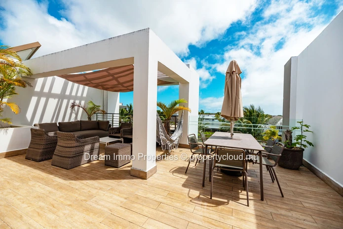 Élégant townhouse de 3 chambres avec rooftop vue mer dans un village entre mer et golf à Haute Rive – Ile Maurice