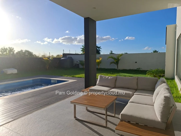 Maison Contemporaine de 3 Chambres avec Piscine dans un Domaine Résidentiel Sécurisé