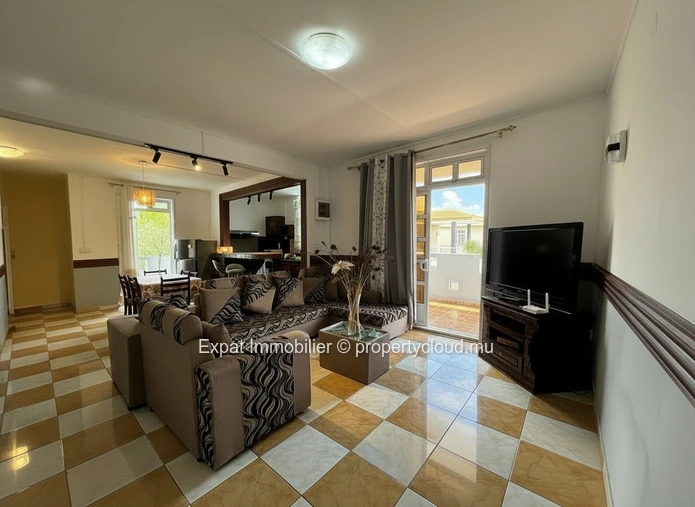 2-Bedroom Apartment With Terrace & Garden Access – Just Steps From Bain Boeuf Beach