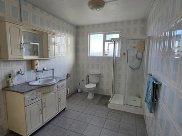 Tranquil Coastal Living: Charming home in peaceful area