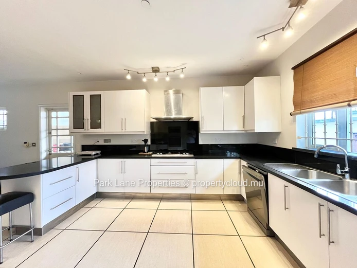 Maison familiale spacieuse de 4 chambres à Quatre Bornes