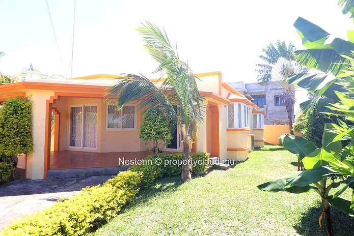 2-bedroom house with spacious garden and outdoor kitchen