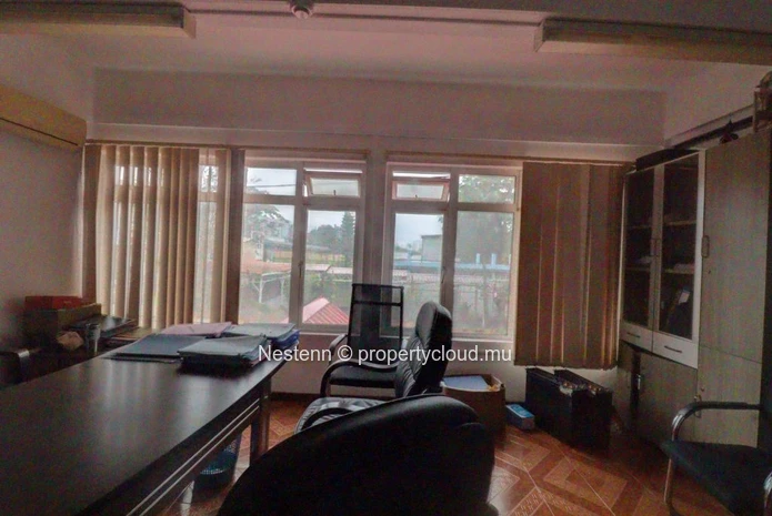 Spacious office on the 1st floor, offering peace and quiet and optimal working conditions.