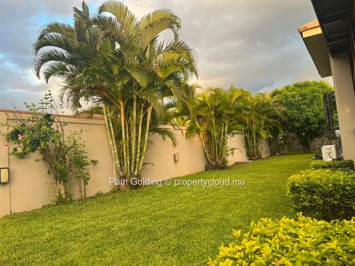 Maison Idéalement Située au Cœur de Tamarin à Vendre