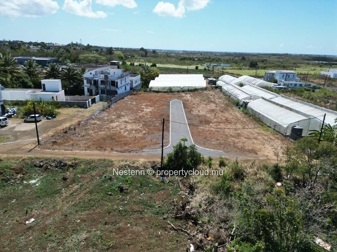 Terrain résidentiel de 844m2 idéal pour maisons ou commerce terrain d'angle divisible 