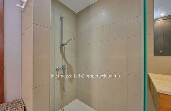 Appartement G+2 à vendre Mon Choisy – Plage à pied – 11,2M Rs