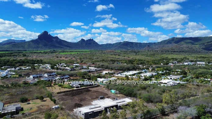 TAMARIN - Plot of land with mountain views - 2100m2