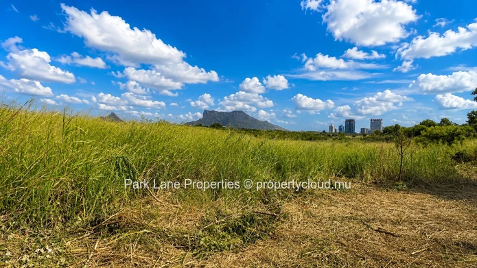 Vaste terrain agricole de 15 360 m² à Trianon – Vue panoramique sur la montagne