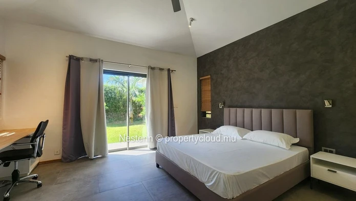 Villa duplex moderne à Moka avec 4 chambres, piscine privée, meublée, sécurité et vue sur la montagne.