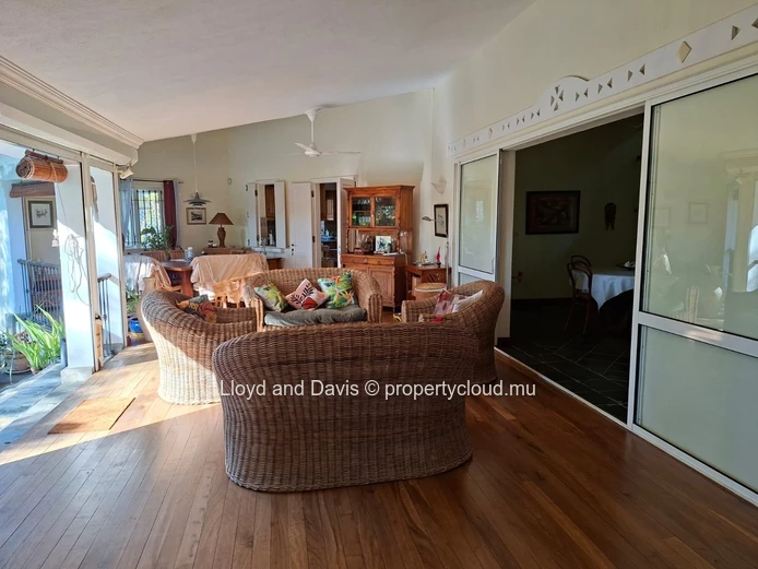 Elegant Villa with Swimming Pool and Landscaped Garden