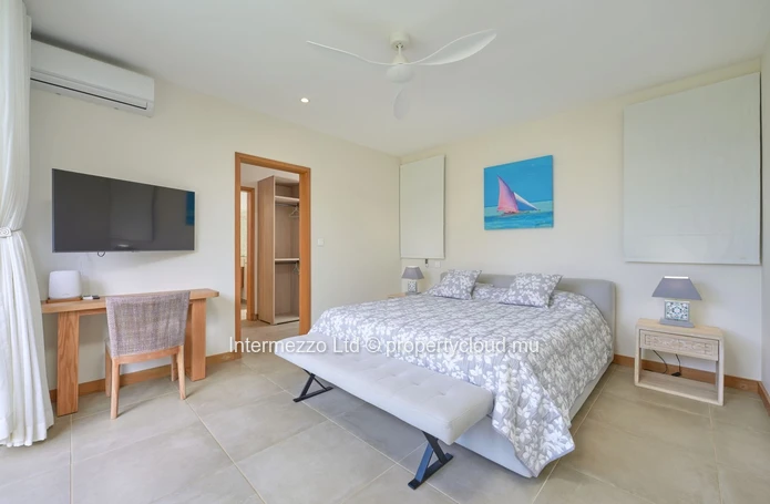 Villa 4 chambres en suite avec studio indépendant à vendre – Domaine de Mahé, Grand Baie – Jardin tropical & sécurité €