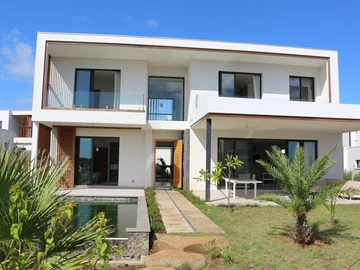 Exceptional 4-Bedroom Villa with Private Pool and Garden on the Prestigious West Coast