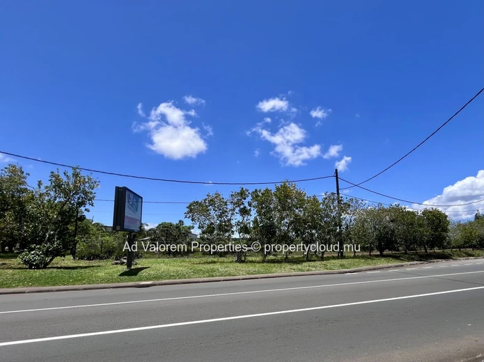À vendre – Maison familiale avec piscine et écrin de verdure à Moka