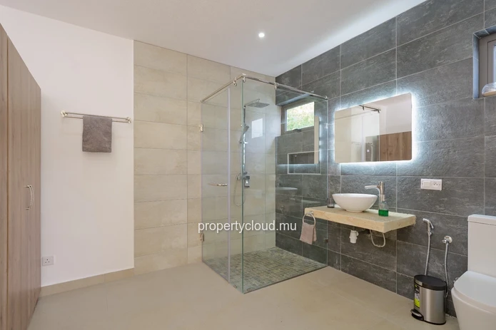 À VENDRE – Élégante villa contemporaine à Grand Baie, île Maurice. Marche local uniquement