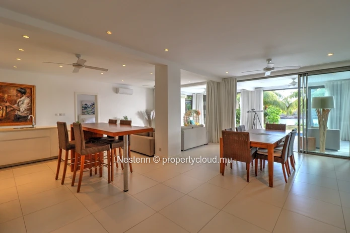 Spacieux et lumineux appartement de 300 m2 avec piscine et jardin en bord de rivière