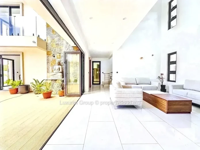 Contemporary Villa T5 Quality Furniture 4Bed Swimming Pool Kiosk