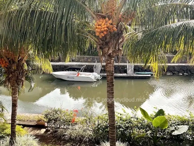 A vendre : Appartement de 3 chambres en suite , pieds dans l'eau qui respire l'art de vivre Mauricien avec ses lagune...