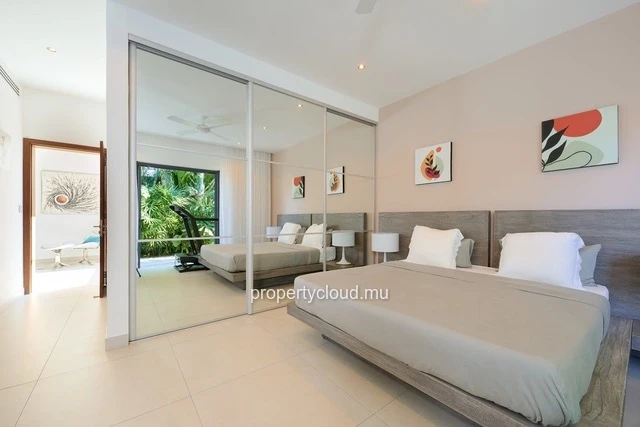 A vendre villa de 4 chambres en suite + bureau de 414,20 m2 sur un terrain de 1 065 m2 accessible aux etrangers à Gra...