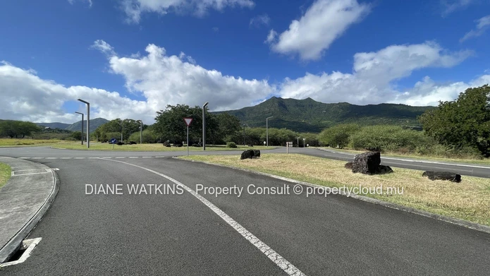 A Vendre - Terrain Résidentiel de 1700 m2 avec Vues Montagnes à Petite Riviere Noire