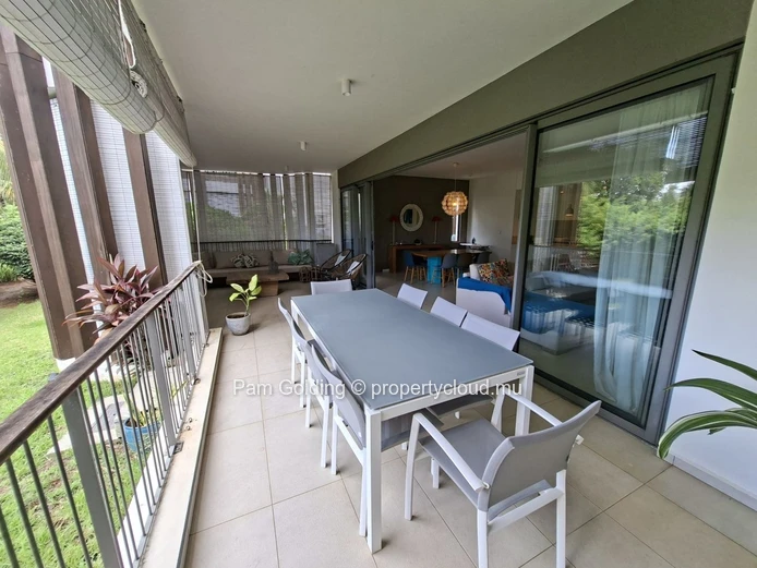 Découvrez ce superbe appartement 2 chambres avec salles de bains ensuite, terrasse avec jardin privé, piscine commune... (Mandat exclusif)