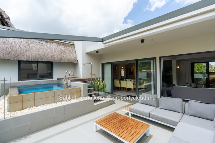 Penthouse PDS à vendre à Tamarin, Rivière Noire. Terrain de 210m², 3 chambres, piscine privée, vue rivière et montagne.