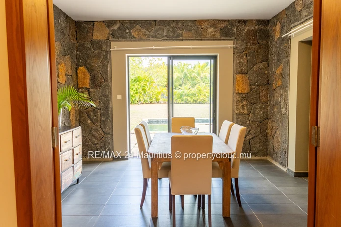 Exclusive 5-Bedroom Villa Bordering Black River National Park