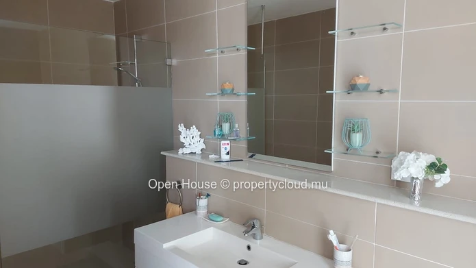Great opportunity - Trou aux Biches - Apartment R+2 for sale, 112m², communal pool, beach within walking distance, pa...